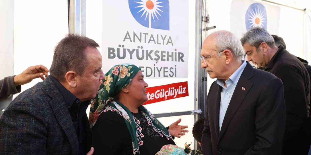 Kılıçdaroğlu, Depremzedelerle Yemek Yedi