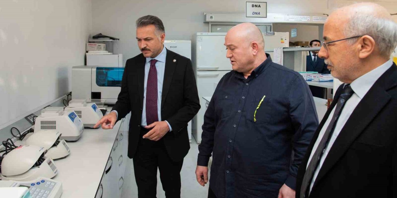 Rektör Aksoy, Ziraat Fakültesi Laboratuvarlarında İncelemelerde Bulundu