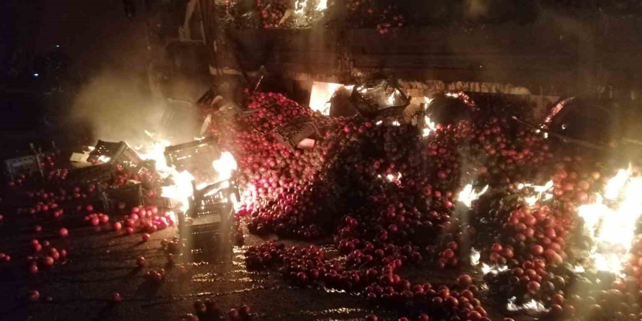 Domates Yüklü Kamyon Yandı