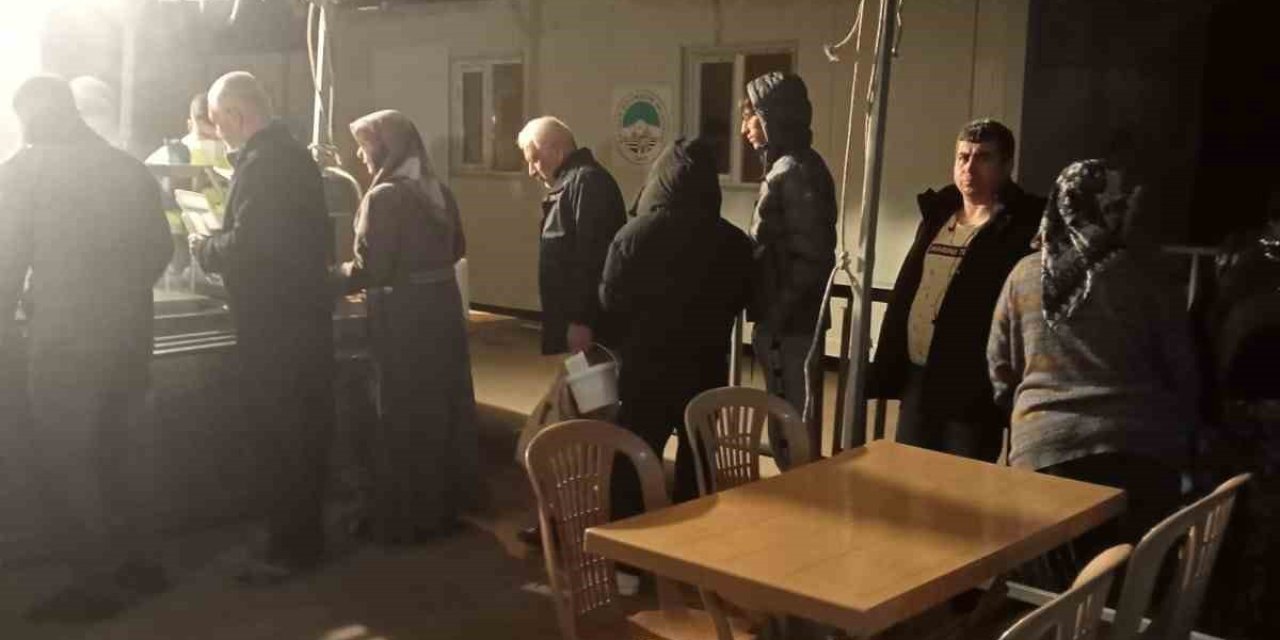 Kayseri Büyükşehir’den Deprem Bölgesindeki İlk Konteyner Kentte İlk Sahur