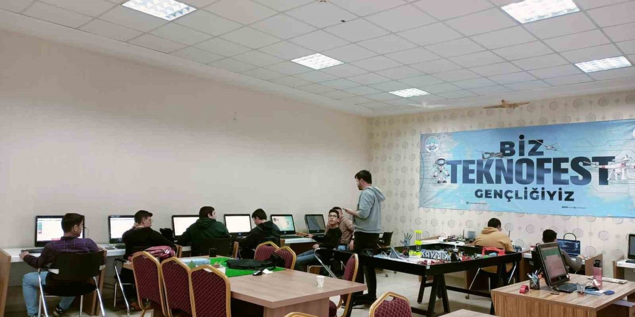 Kayseri Büyükşehir, Teknofest Gençliği Yetiştiriyor