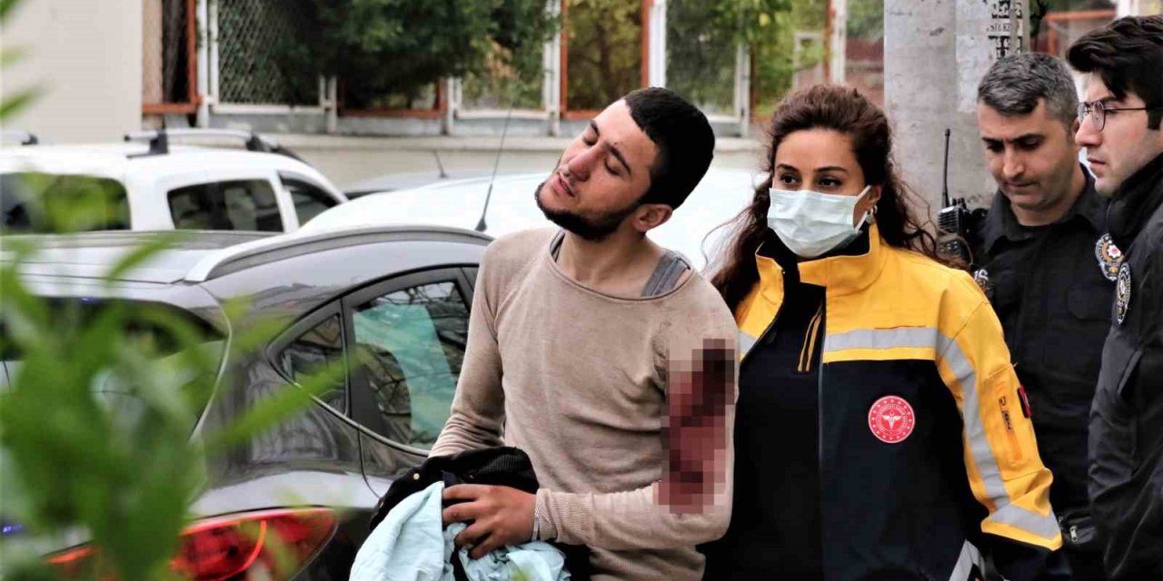 Parkta Bıçaklandı, Annesine Sığındı