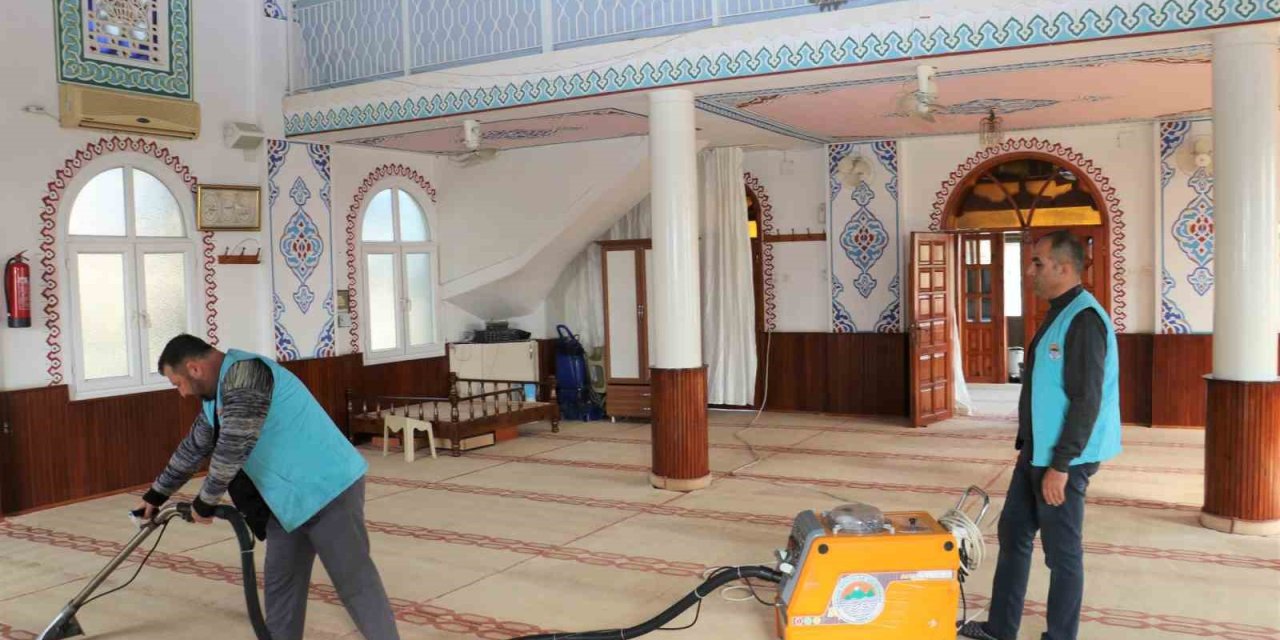 Toroslar’da Camilerde Ramazan Temizliği