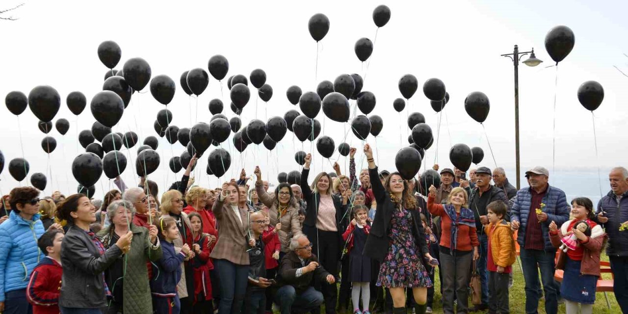 Depremde Hayatını Kaybedenler Anısına Siyah Balon Uçurdular