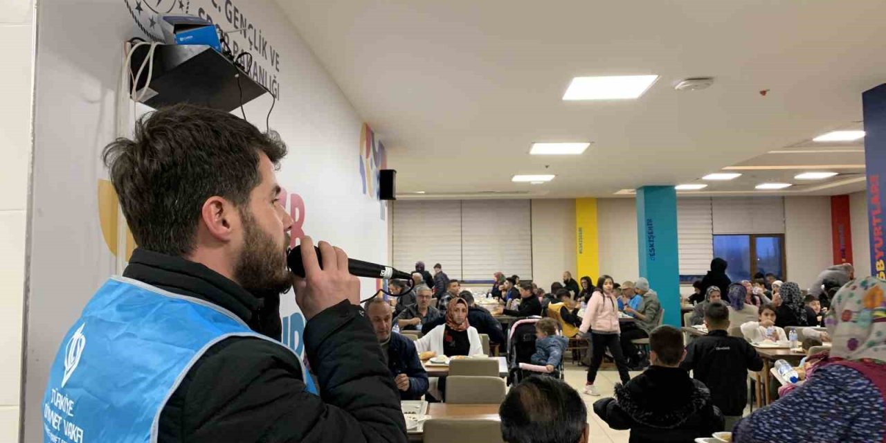 Depremzedeler Memleketlerinden Uzakta İlk İftarlarını Yaptı