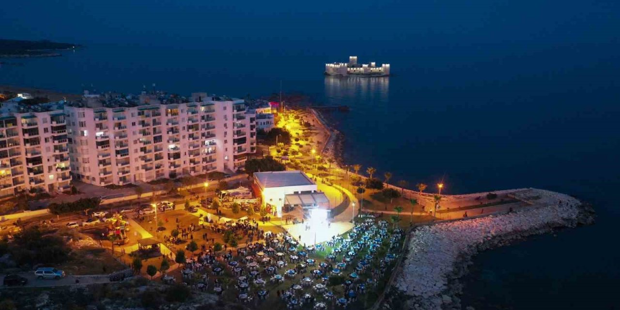 Depremzede Vatandaşlar Kızkalesi’nde İftar Sofrasında Buluştu