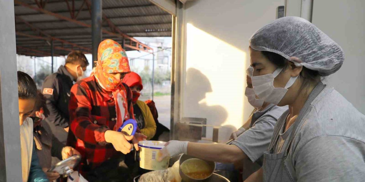 Büyükşehir Belediyesi Kepez’de Sıcak Yemek Dağıtıyor