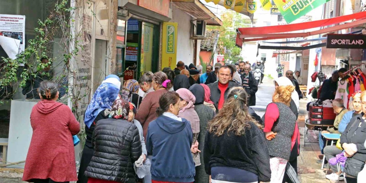 Antalya’da ‘gizli Hayırlı’ Pide Kuyruğu