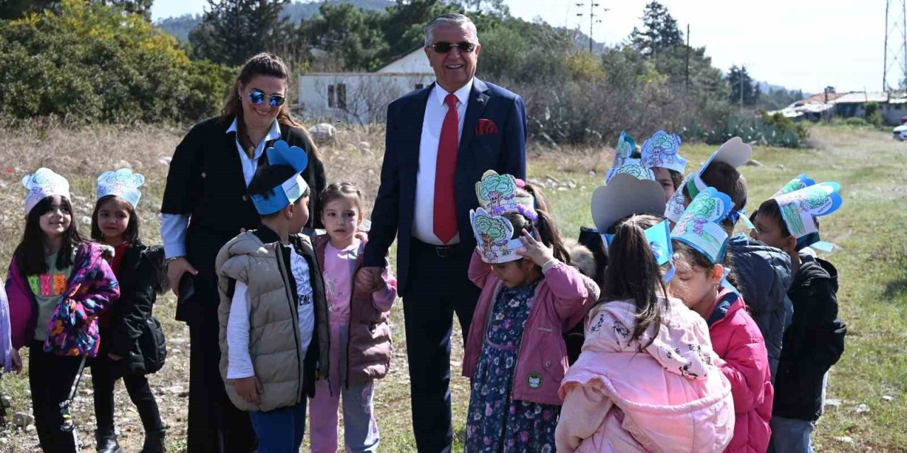 Kemer’de Minikler Fidanları Toprakla Buluşturdu