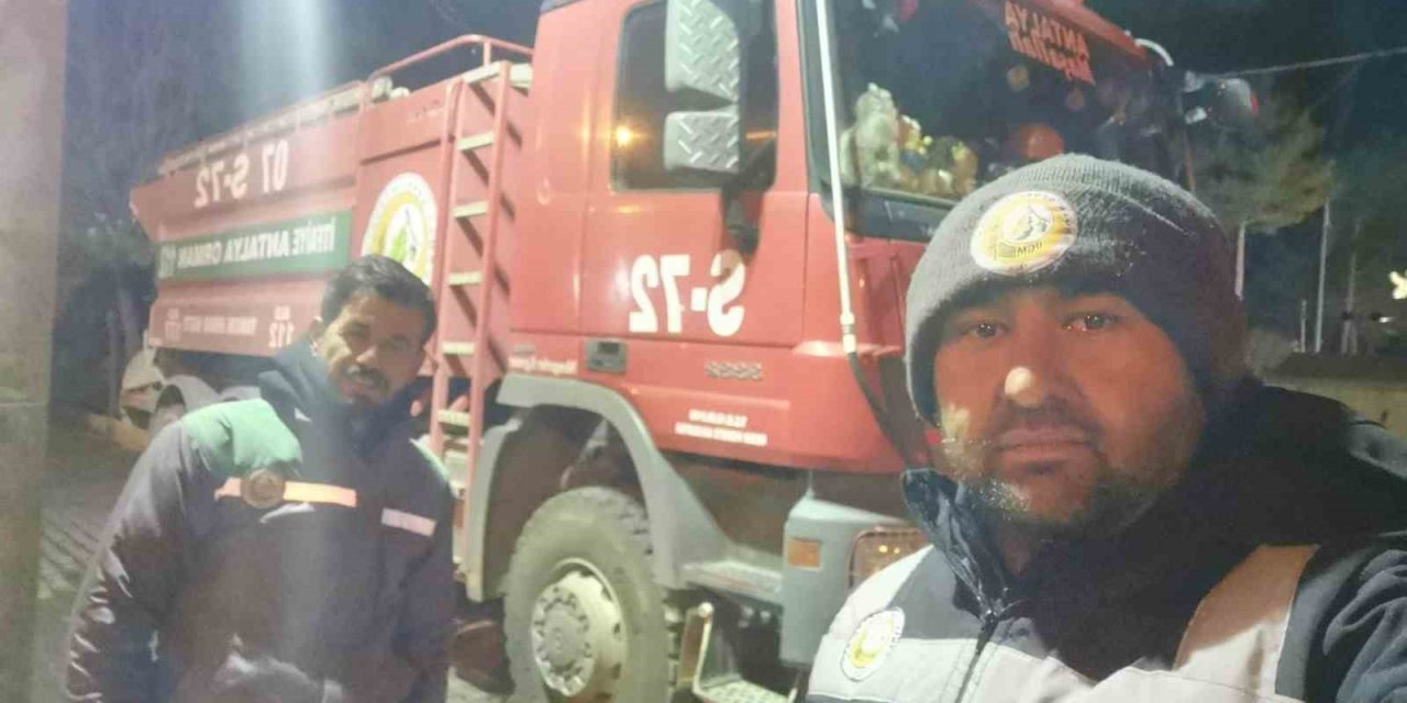 Depremzedelerin İftar Ve Sahurda Su İhtiyaçlarını ’ateş Savaşçıları’ Karşılıyor