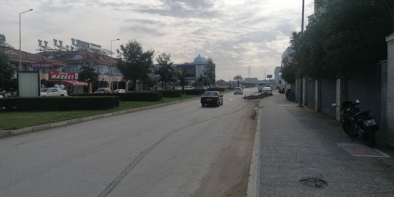 Antalya’da Otomobilin Kadına Çarptığı Anlar Güvenlik Kamerasına Yansıdı