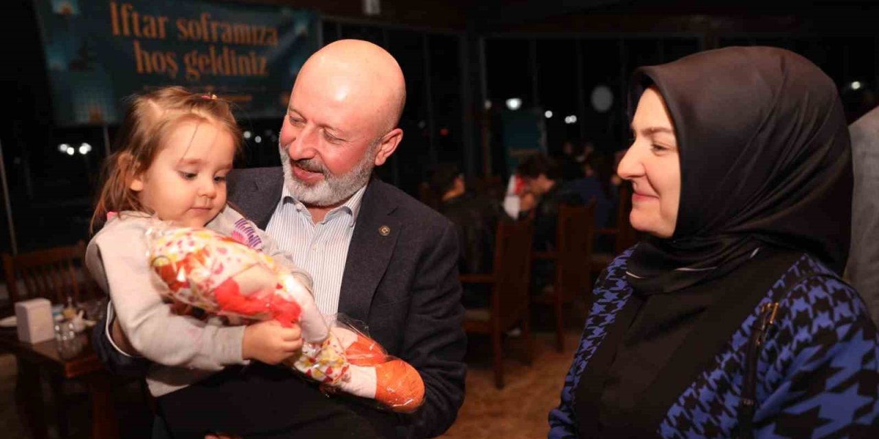 Çolakbayrakdar Çifti, İftarı Depremzede Öğrenciler Ve Aileleriyle Açtı