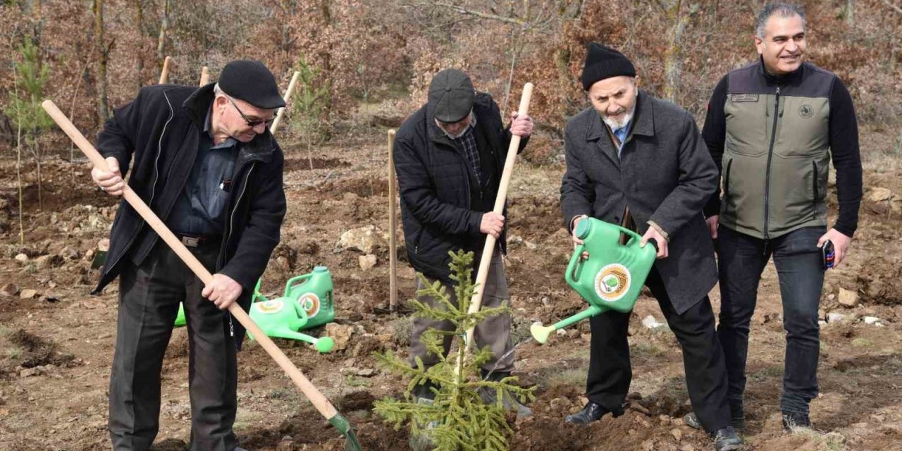 Üç Emekliden Örnek Davranış