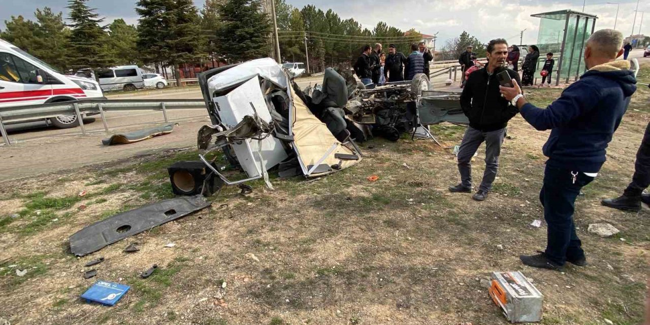 Kaza Yapan Otomobil Parçalandı: 1 Ölü, 1 Yaralı