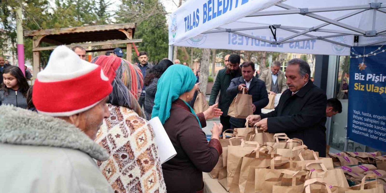 Başkan Yalçın, “biz Pişirelim Siz Ulaştırın” Dedi, Yemek Servisi Yaptı