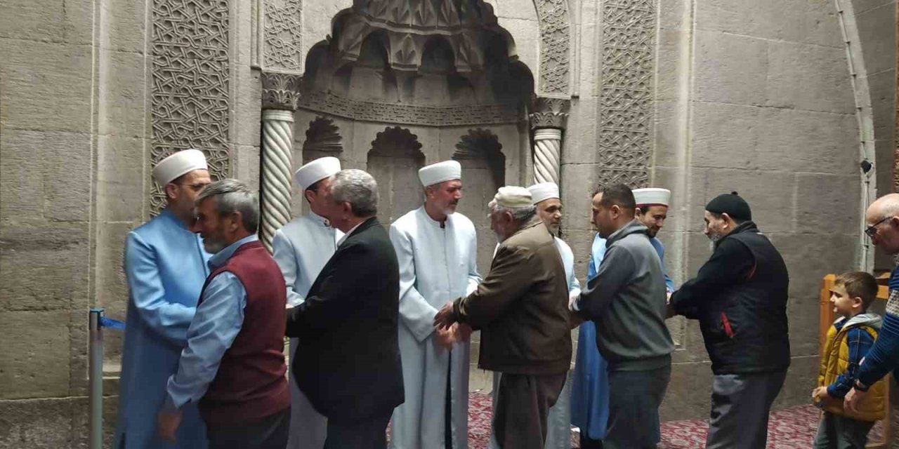 Hunat Camii’nde ‘enderun Usûlü Teravih’ Geleneği Devam Ediyor