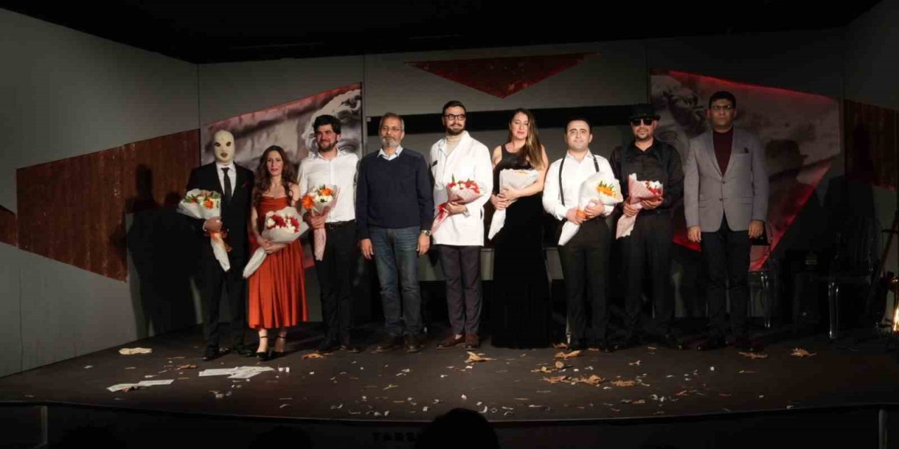 Tarsus Şehir Tiyatrosu, En İyi Çıkış Yapan Tiyatro Ödülünü Aldı