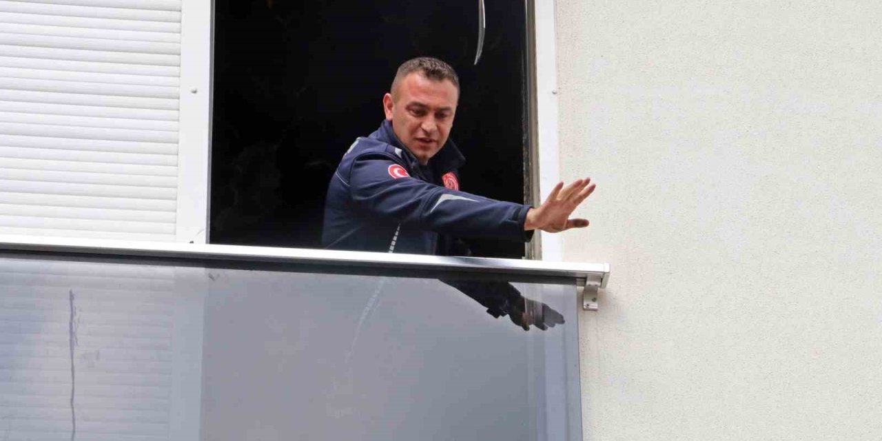 Yanan Dairede Mahsur Kalan Kedi, İtfaiye Ekiplerince Kurtarıldı