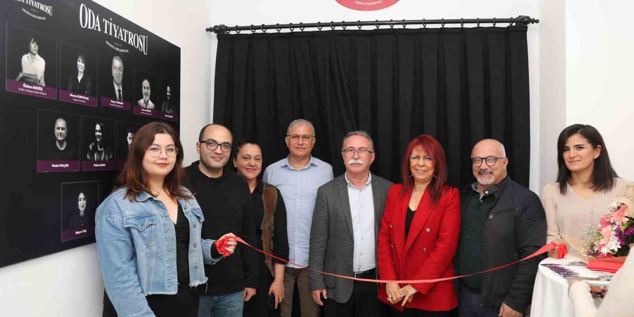 Mezitli Oda Tiyatrosu Perdelerini ’mesafe’ Oyunuyla Açtı