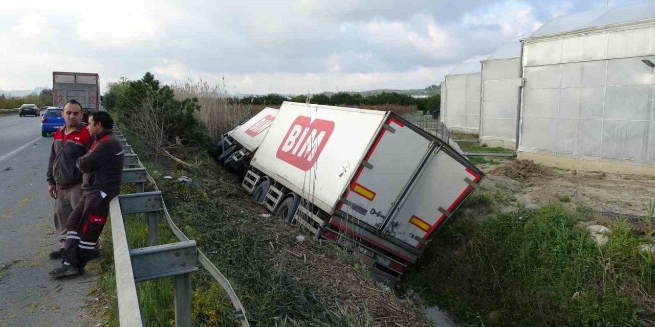 Zincir Markete Ait Tır Bariyerleri Aşıp Devrildi