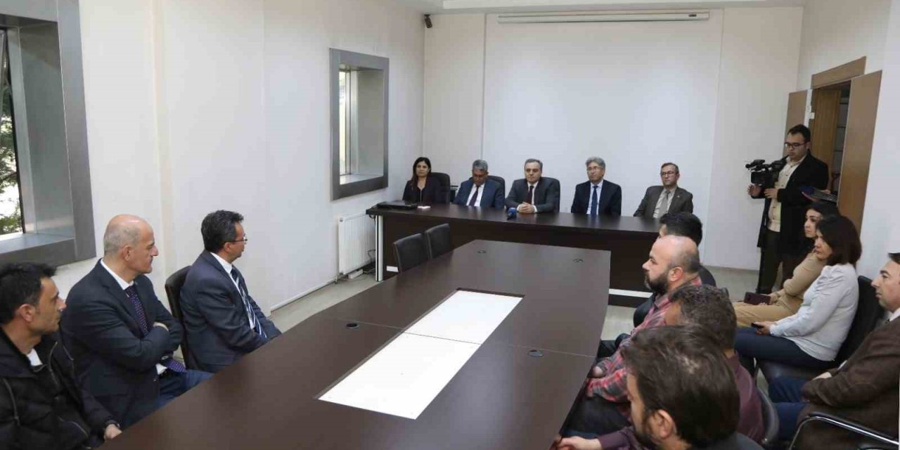 Rektör Altun’dan Yapı İşleri Ve Teknik Daire Başkanlığı Personeline Teşekkür Ziyareti