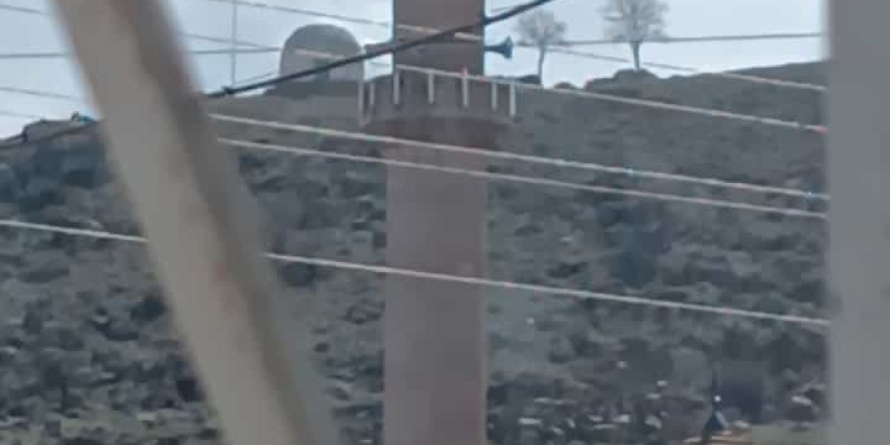 Tomarza’da Aşırı Rüzgar Cami Şerefesini Düşürdü