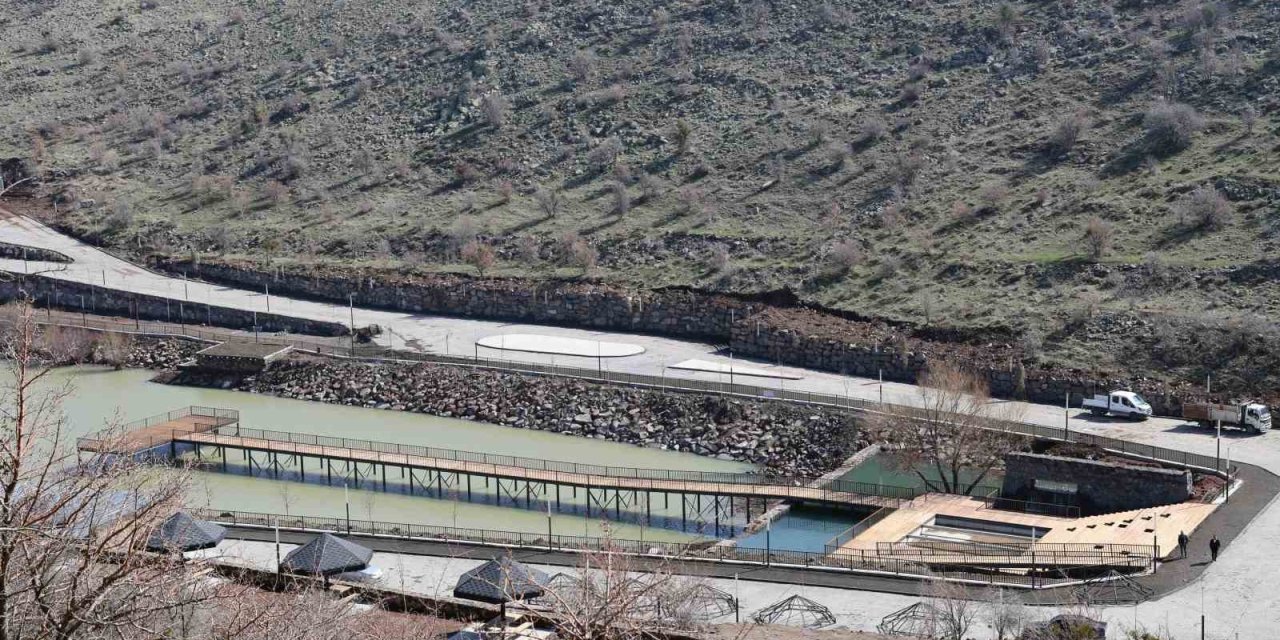 Zincidere Göleti Su Kanallarında 10 Yılın Temizliği Yapılıyor