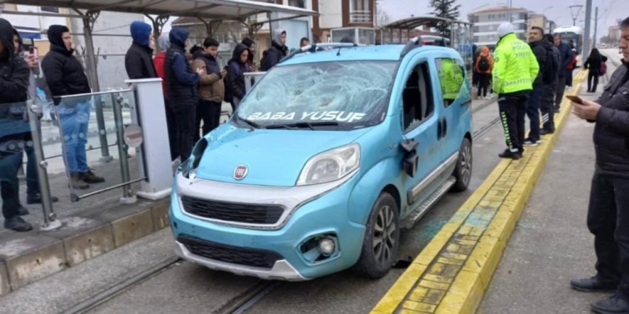 Tramvay Yolundan Giden Aracın Çarptığı 17 Yaşındaki Kader Hayatını Kaybetti