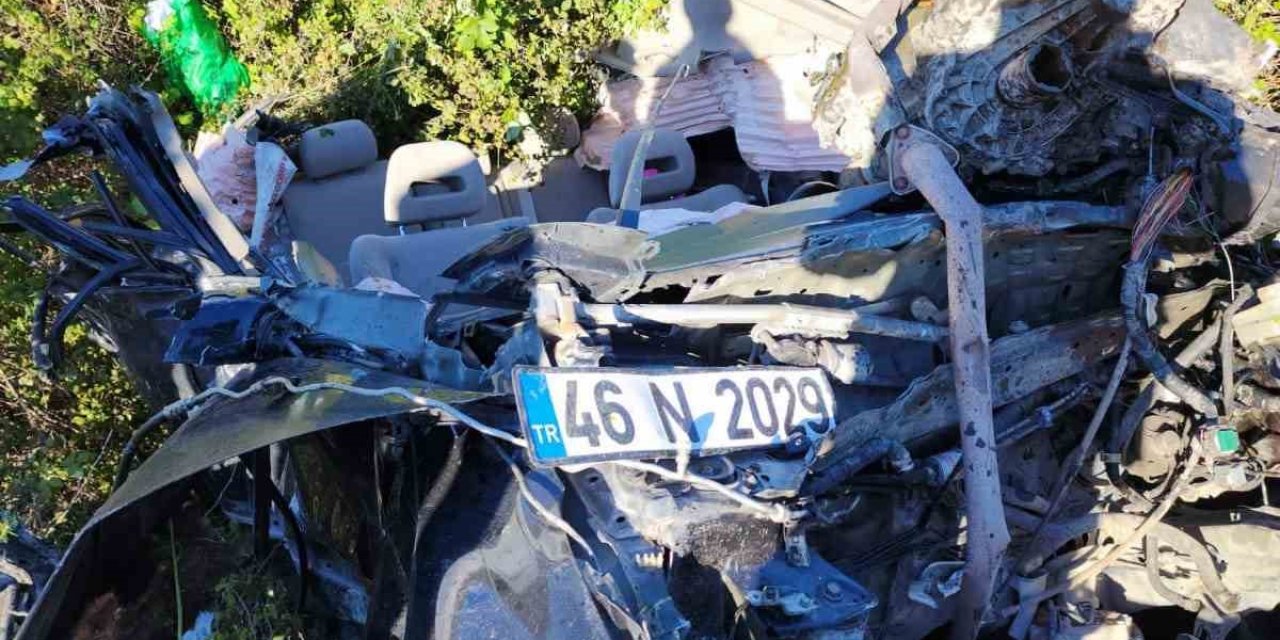 Depremzedeleri Taşıyan Otomobil Uçuruma Yuvarlandı: 3 Ölü, 1 Yaralı