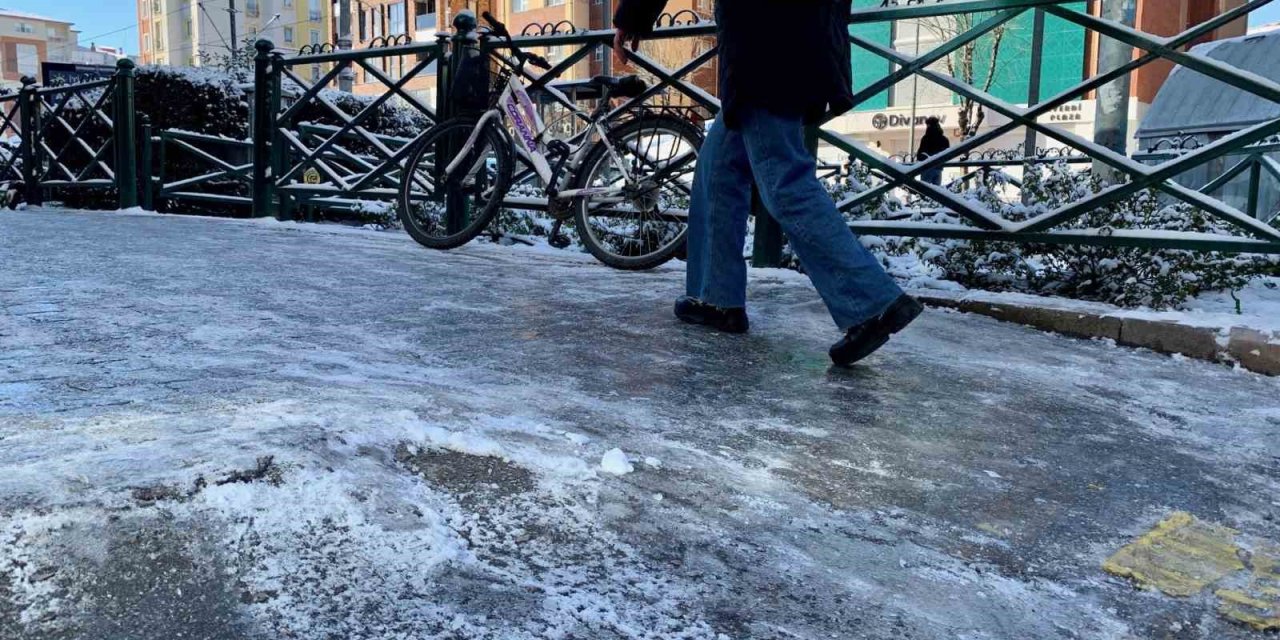 Eskişehir’de Cadde Ve Sokaklar Adeta Buz Pistine Döndü