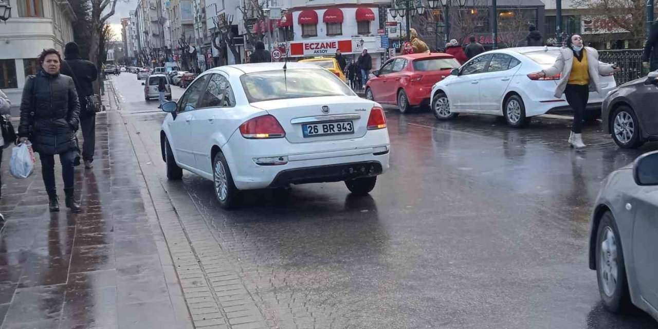 Eskişehir’de Taksi İle Otomobil Çarpıştı