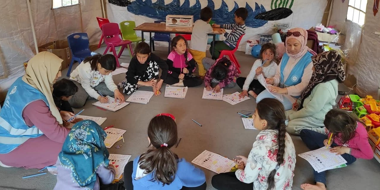 Müftülük Personeli Depremzede Çocuklara Manevi Danışmanlık Yapıyor