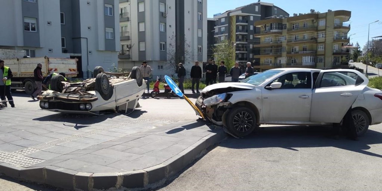 Kavşakta İki Otomobil Çarpıştı: Baba Ve Oğlu Yaralandı