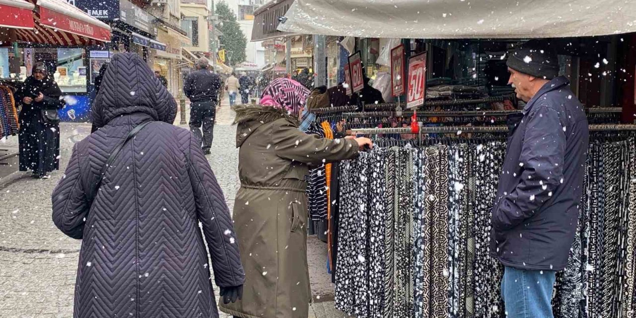 Karlı Ve Soğuk Havaya Rağmen Alışveriş Kalabalığı Dikkat Çekti