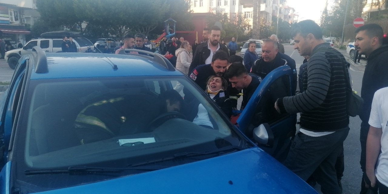 İki Otomobil Çarpıştı, Araçta Sıkışan Sürücü İtfaiye Ekiplerince Kurtarıldı