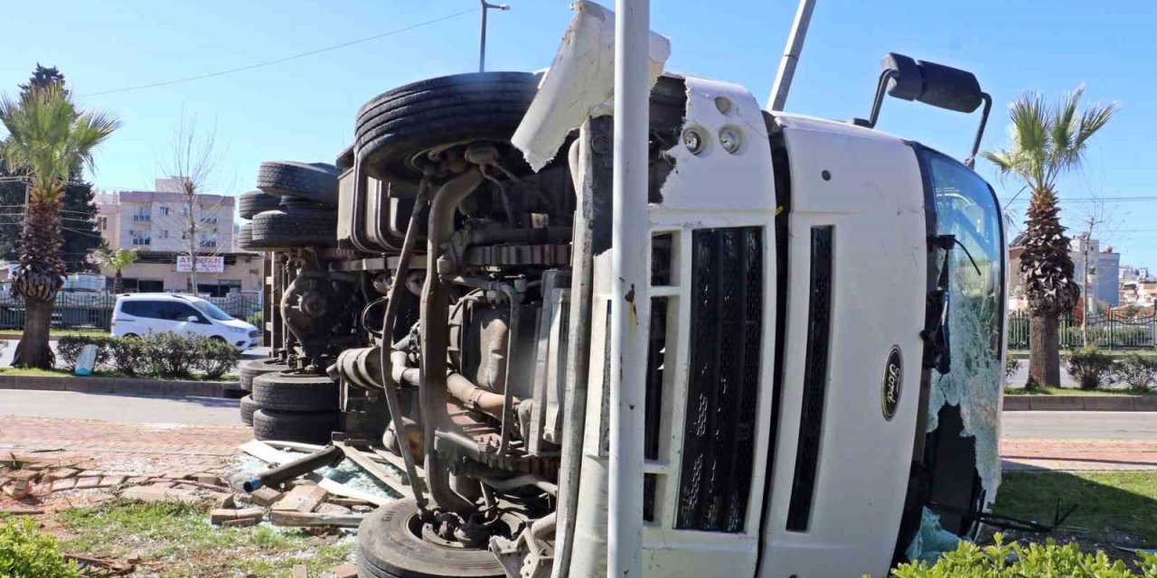 Sebze Ve Meyve Yüklü Tır Devrildi, Malzemeler Yola Saçıldı