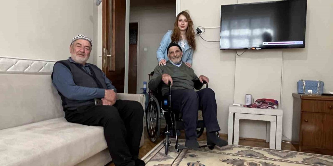 Depremde Ayağı Sakatlanan İsmail Çürük’e Tekerlekli Sandalye Yardımı