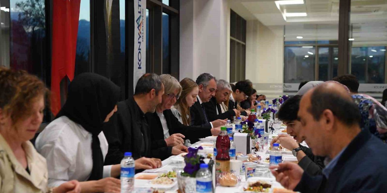 Esen Depremzedelerle İftarda Buluştu