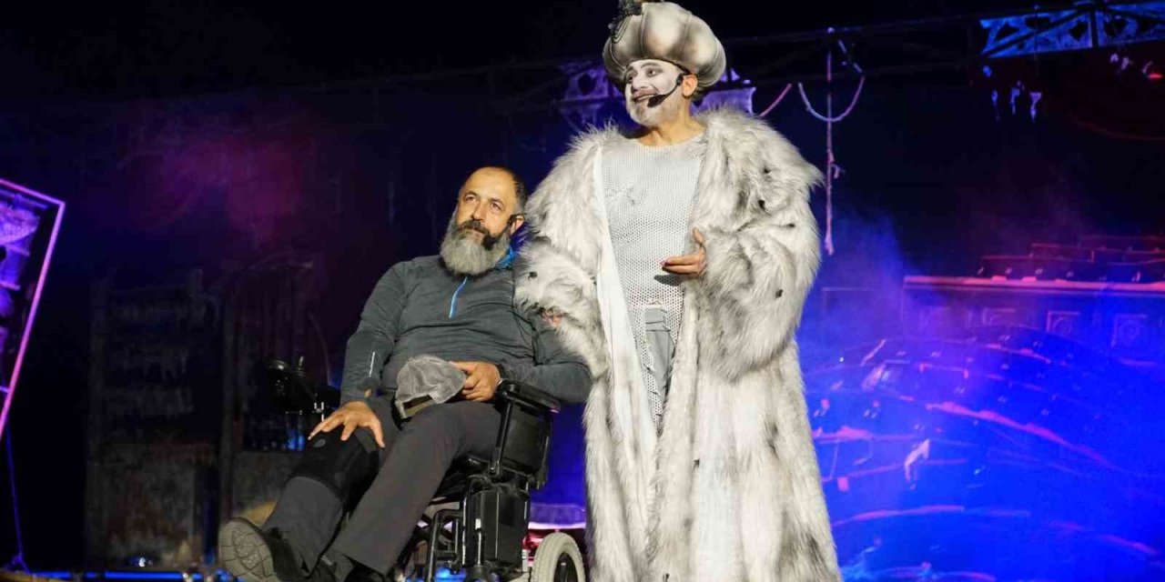 Başrol Oyuncusu Rahatsızlanınca Yerine Yönetmen Sahneye Çıktı