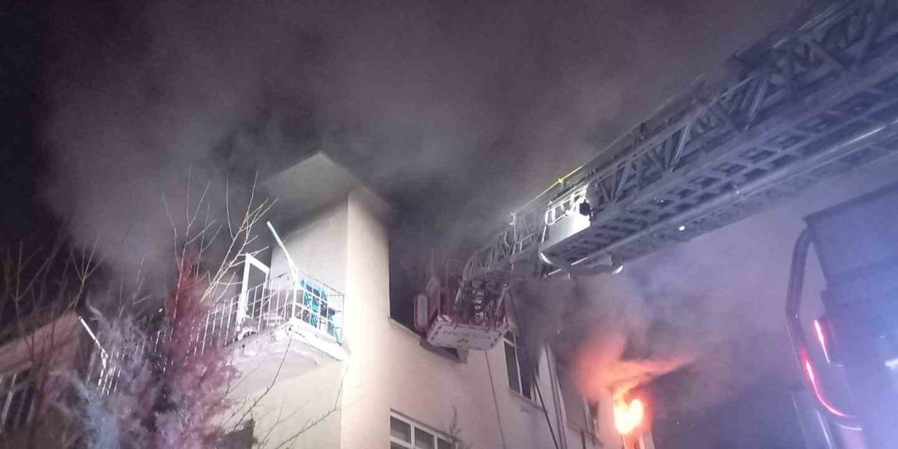 Alevlerin Sardığı Ev Kullanılamaz Hale Geldi