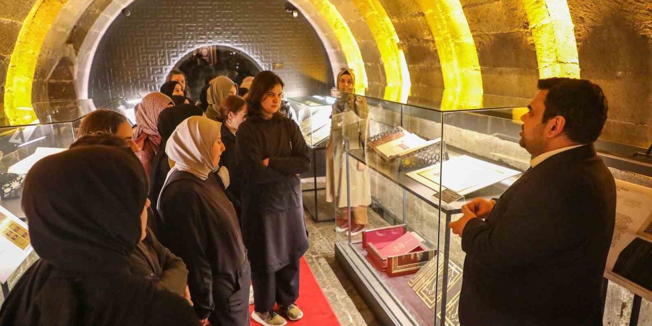 Kur’an Ayında Kur’an Sergisine Büyük İlgi