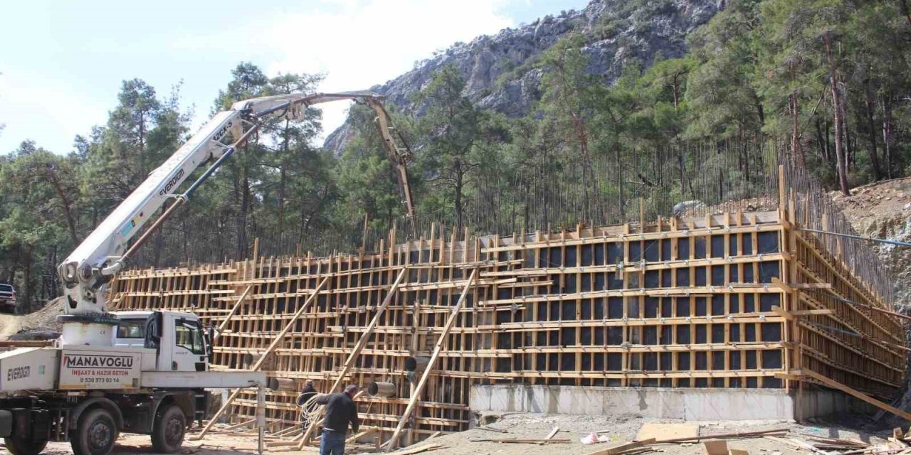 Asat Kemer’de Su Deposu İnşa Edip İçmesuyu Hatlarını Yeniliyor