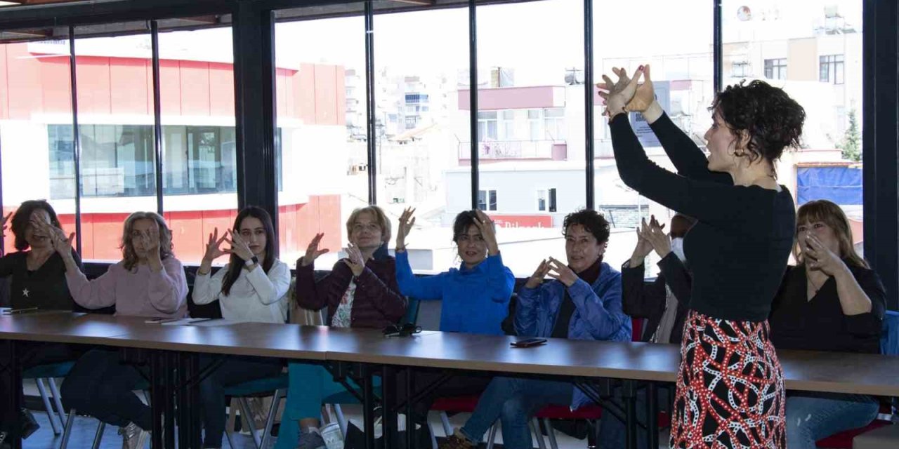 Mercek Kursiyerleri İşaret Dili Öğrenerek Engelleri Aşıyor