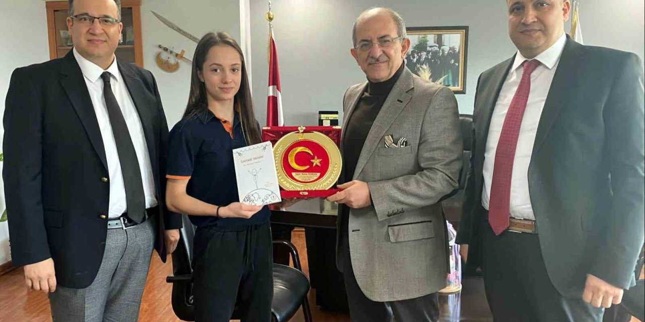 Kemal Tekden’den Avrupa Şampiyonu Öğrencisine Plaket