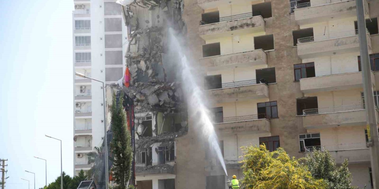 Depremlerde Mersin’de Ağır Hasar Alan Binanın Yıkımına Başlandı