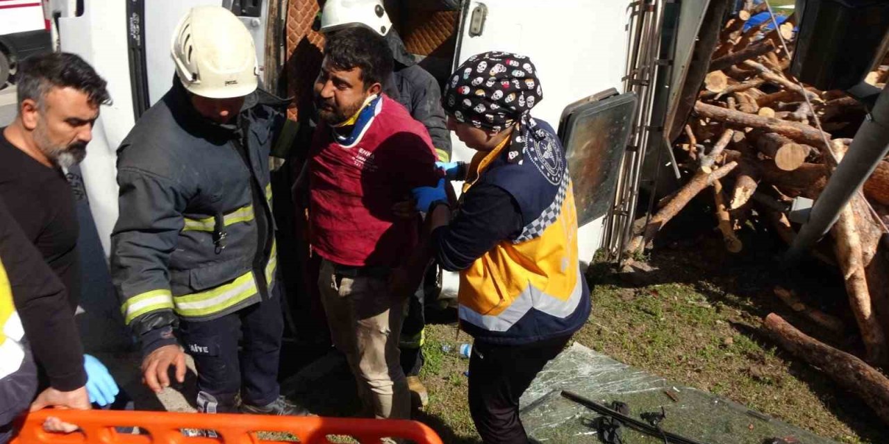 Antalya’da Freni Patlayan Tomruk Yüklü Kamyon Devrildi: 1 Yaralı