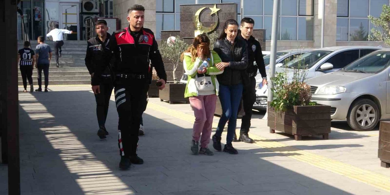 Balkona Götürüp ’seni Buradan Atarım’ Diyen Kocasını Bıçakladı