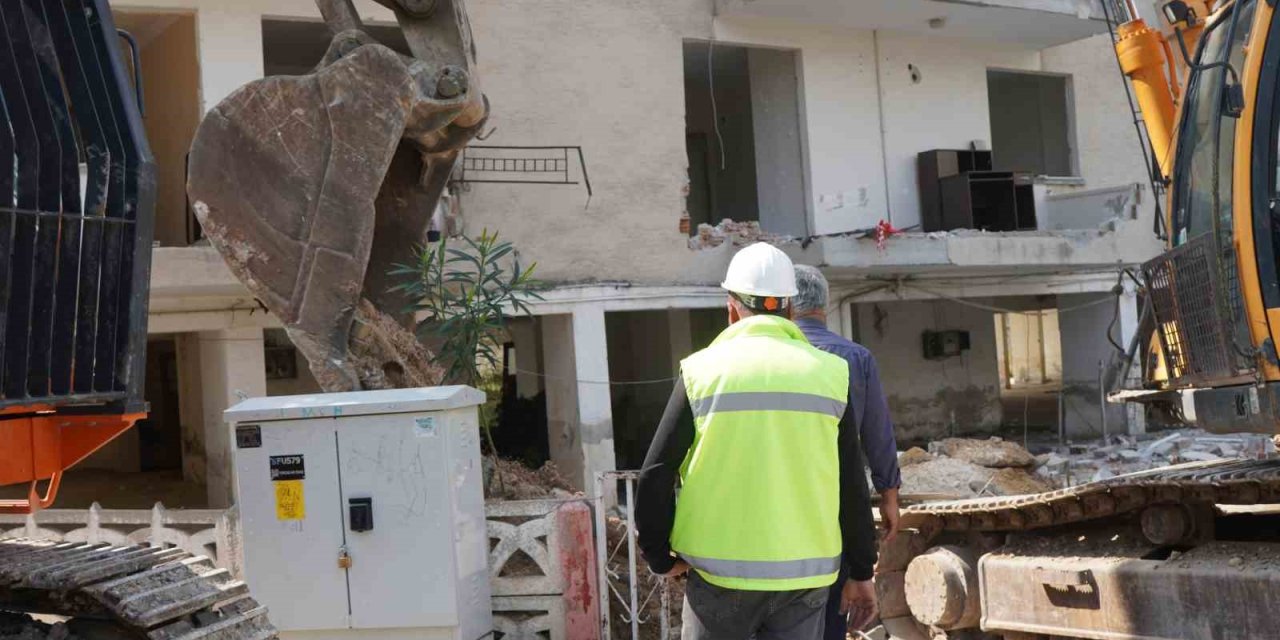 Mersin’deki Riskli Yapının Yıkımına Devam Ediliyor
