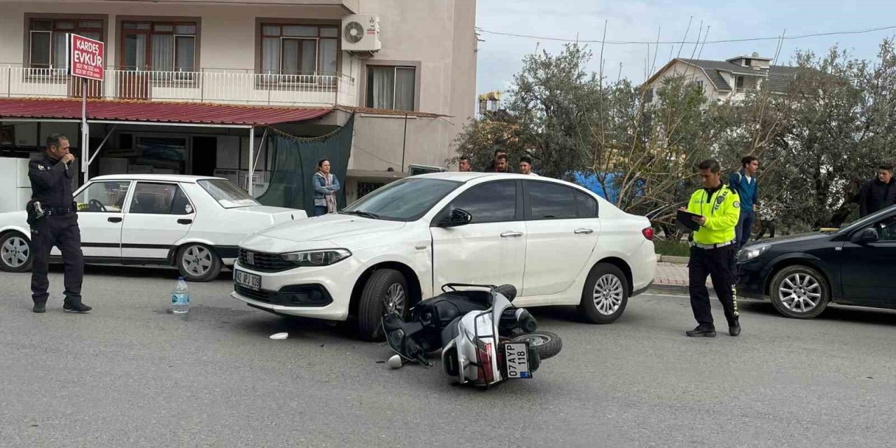 Otomobille Çarpışan Motosikletteki 2 Kişi Yaralandı