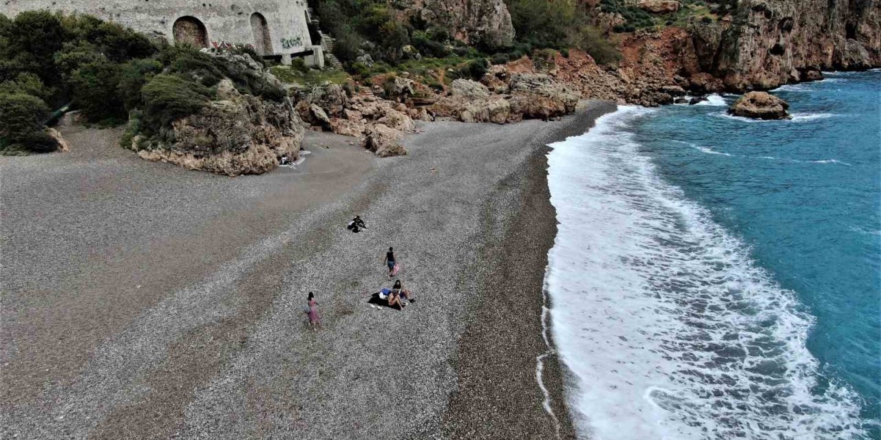 Antalya’da Deniz Ve Hava Sıcaklığı Eşitlendi, Ünlü Sahil Turkuaza Büründü